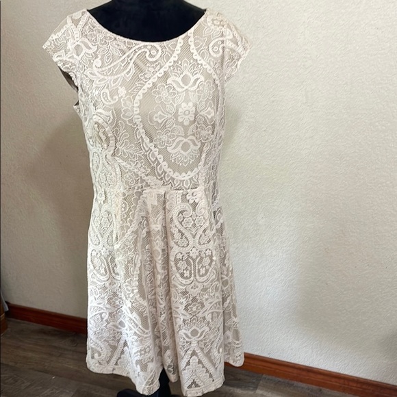 Liz Claiborne Elegant Lace Dress in Cream - Picture 2 of 9